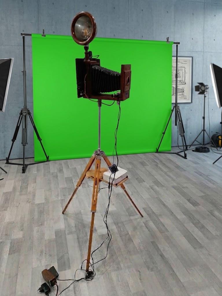 Vintage Fotobox Seitenansicht mit Holz-Balgenkamera und Studioblitz